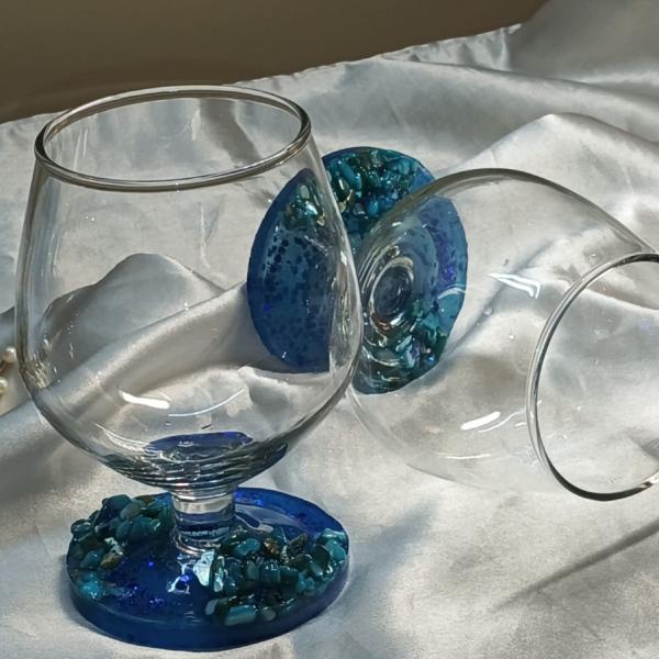 Elegant wine glasses feature intricate blue exotic resin crystal work